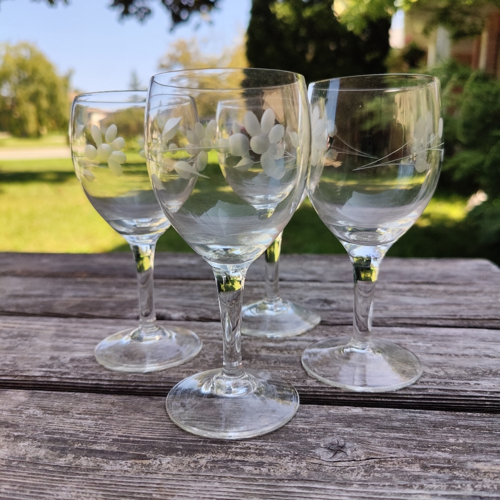 4 vintage etched small wine glasses 🍷🍇